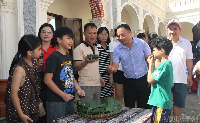 Sản phẩm cốm Bắc Hà mang màu xanh ngọc tự nhiên, mềm dẻo, rất được du khách rất ưa chuộng.