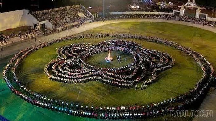 Màn đại xòe đoàn kết - điểm nhấn đặc sắc trong chương trình nghệ thuật tại Lễ khai mạc Lễ hội Văn hóa, Du lịch Mường Lò hàng năm.