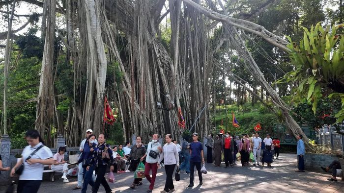 Đền Thượng - một trong những điểm du lịch tâm linh của phường Lào Cai thu hút nhiều du khách thập phương để tham quan, chiêm bái.
