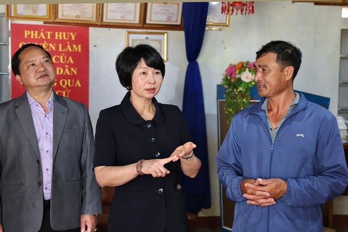 Phó Bí thư Tỉnh ủy, Chủ tịch Ủy ban MTTQ Việt Nam tỉnh Lâm Đồng Phạm Thị Phúc thăm hỏi, trao đổi với người dân xã Bảo Thuận về những vấn đề quan tâm (Ảnh: A.N)
