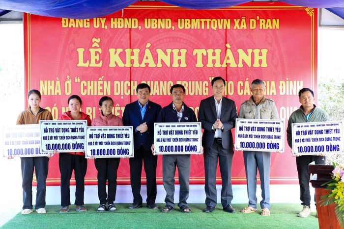 Ủy viên Ban Chấp hành Trung ương Đảng, Bí thư Tỉnh ủy, Trưởng Đoàn ĐBQH tỉnh Lâm Đồng Y Thanh Hà Niê Kđăm và Ủy viên Ban Thường vụ Tỉnh ủy, Phó Chủ tịch Ủy ban MTTQ Việt Nam tỉnh Phạm Triều trao hỗ trợ người dân xã D'ran bị thiệt hại do bão lũ