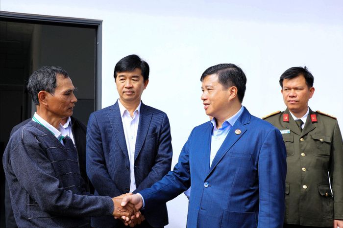 Ủy viên Ban Chấp hành Trung ương Đảng, Bí thư Tỉnh ủy, Trưởng Đoàn ĐBQH tỉnh Lâm Đồng Y Thanh Hà Niê Kđăm thăm hỏi, động viên người dân xã D'ran vượt qua khó khăn, khắc phục hậu quả thiên tai