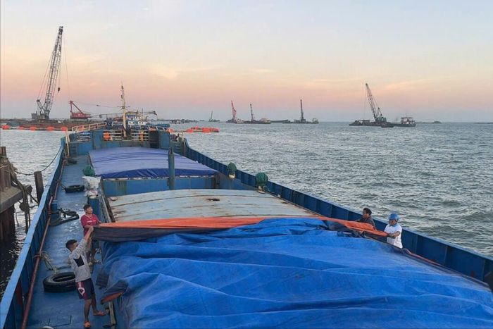 Chở vật liệu xây dựng đến các tỉnh, thành phía Nam bằng đường biển (tại Cảng quốc tế Vĩnh Tân)