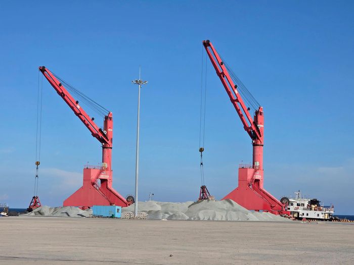 Bốc xếp hàng lên tàu tại Cảng quốc tế Vĩnh Tân