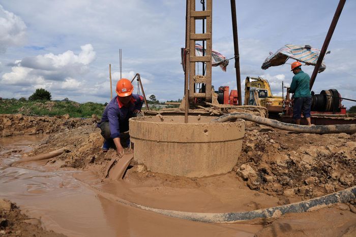 Công nhân khoan đất đóng cọc làm cầu vượt tại nút giao cao tốc Bảo Lộc - Liên Khương