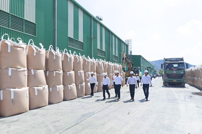 Vật liệu xây dựng được sản xuất từ tro xỉ tại nhà máy của Công ty Cổ phần Sông Đà Cao Cường ở xã Vĩnh Hảo