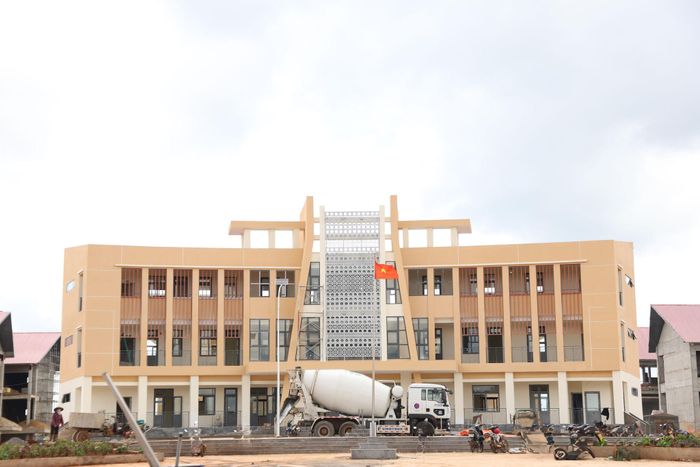 Các dãy phòng học, chức năng từng bước hoàn thiện mang theo sự phấn khởi, niềm tin, hi vọng của phụ huynh, học sinh ở vùng biên