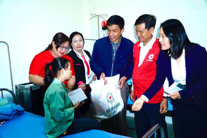 Lãnh đạo Hội Chữ thập đỏ tỉnh cùng các đơn vị thăm, tặng quà cho các bệnh nhân mắc bệnh tan máu bẩm sinh đang điều trị tại Bệnh viện Đa khoa tỉnh Lâm Đồng