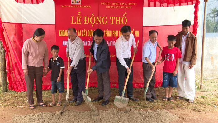 Nhà báo Hồ Văn Miền, Phó Giám đốc Báo và Phát thanh, Truyền hình Lâm Đồng cùng chính quyền địa phương tổ chức lễ động thổ khoan giếng, xây dựng công trình phụ cho anh em K'Vin, ở phường Bắc Gia Nghĩa (Ảnh: Xuân Trí)