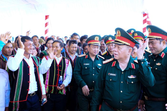 Đại tướng Nguyễn Trọng Nghĩa, Ủy viên Bộ Chính trị, Chủ nhiệm Tổng cục Chính trị Quân đội Nhân dân Việt Nam thăm, động viên quân dân biên giới Quảng Trực, tỉnh Lâm Đồng