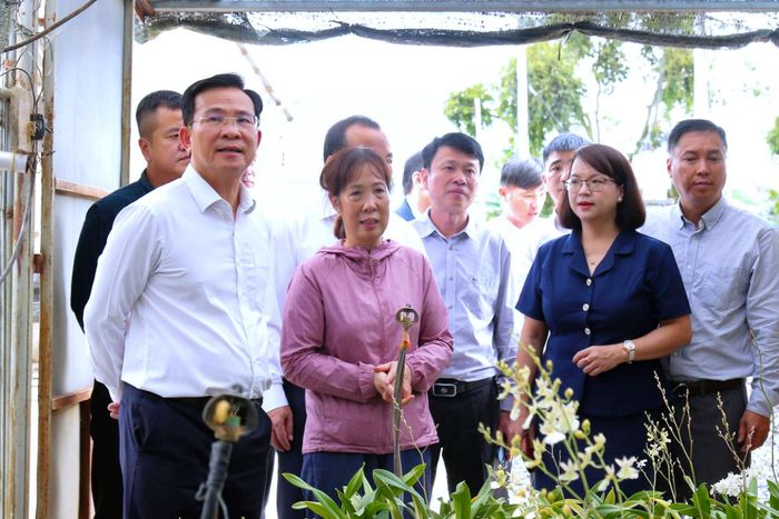 Chủ tịch UBND tỉnh Lâm Đồng Hồ Văn Mười kiểm tra thực tế, nắm bắt tình hình phát triển kinh tế của người dân xã Đơn Dương (Ảnh: Nguyễn Lương)