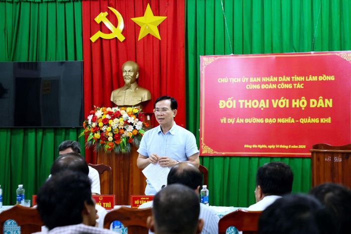 Chủ tịch UBND tỉnh Lâm Đồng Hồ Văn Mười đối thoại với các hộ dân ở phường Đông Gia Nghĩa bị ảnh hưởng thu hồi đất phục vụ đường Đạo Nghĩa - Quảng Khê (Ảnh: Dương Phong)