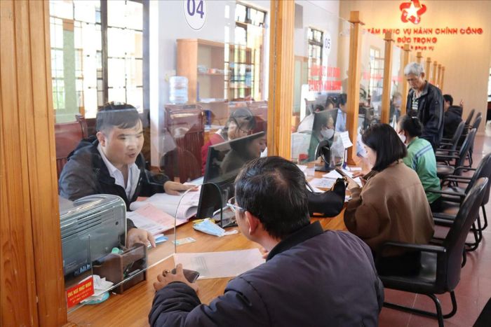 Người dân giải quyết thủ tục hành chính liên quan đến đất đai tại Trung tâm Phục vụ hành chính công xã Đức Trọng