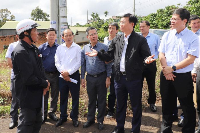 Ủy viên Ban Chấp hành Trung ương Đảng, Phó Bí thư Tỉnh ủy, Chủ tịch UBND tỉnh Lâm Đồng Hồ Văn Mười gặp gỡ các hộ dân có đất nằm trong vùng ảnh hưởng của dự án cao tốc Bảo Lộc - Liên Khương (Ảnh: Dương Phong)