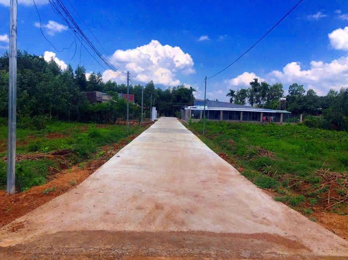 Bốn tuyến đường có tổng dài hơn 4,6km ngày nào lầy lội đã được xây dựng khang trang từ nguồn tiền hiến đất của người dân