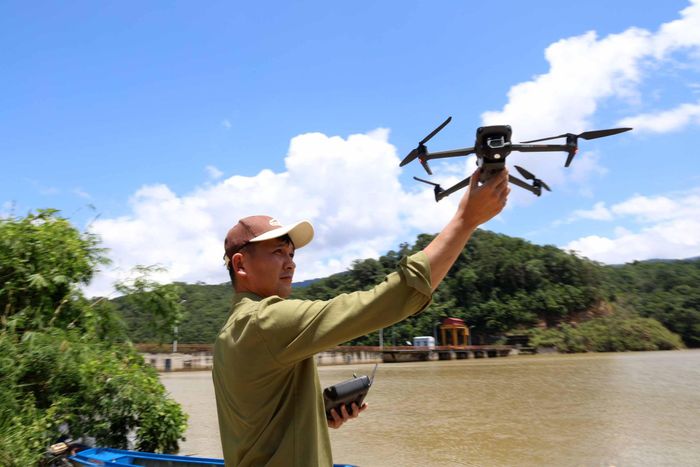 Dùng thiết bị flycam để kiểm tra các khu vực rừng giáp ranh trong những ngày nghỉ lễ Quốc khánh 2/9