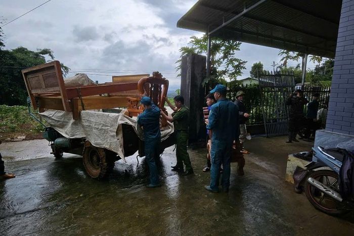 Việc hỗ trợ kịp thời của lực lượng chức năng đã giúp các hộ dân kịp thời di chuyển con người, tài sản đến nơi an toàn
