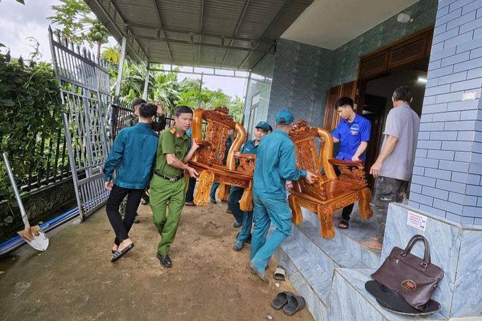 Lực lượng Công an xã, Ban Chỉ huy Quân sự xã Quảng Sơn giúp các hộ dân di dời đồ đạc