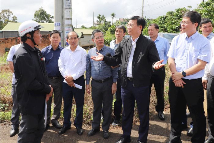 Ủy viên Ban Chấp hành Trung ương Đảng, Chủ tịch UBND tỉnh Lâm Đồng Hồ Văn Mười gặp gỡ các hộ dân có đất nằm trong vùng ảnh hưởng của dự án cao tốc Bảo Lộc - Liên Khương và Tân Phú - Bảo Lộc (tháng 11/2025)