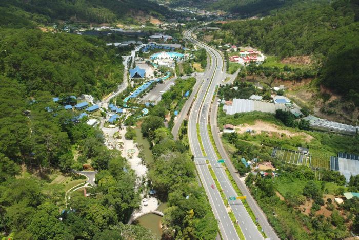 Cao tốc Tân Phú - Bảo Lộc và Bảo Lộc - Liên Khương là những hợp phần quan trọng của tuyến cao tốc Dầu Giây - Liên Khương, kết nối Đồng Nai với Lâm Đồng
