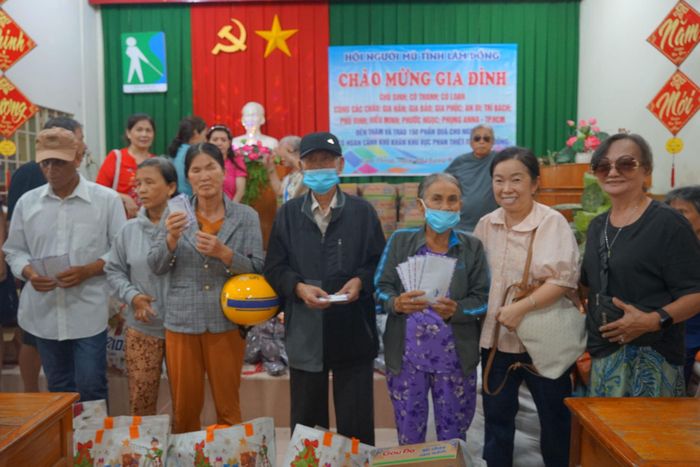 Trao quà cho các hội viên người mù nghèo tỉnh Lâm Đồng