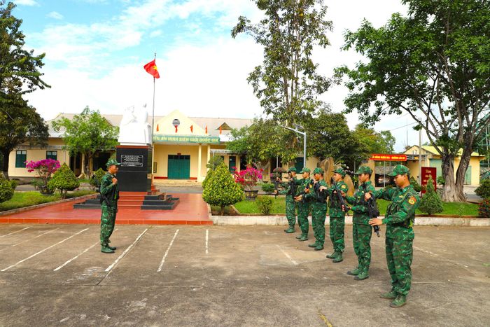 Ngay từ sáng sớm, tổ tuần tra thuộc Đồn Biên phòng Nậm Na đã chuẩn bị đầy đủ quân tư trang, vũ khí, trang bị trước khi lên đường tuần tra bảo vệ đường biên, cột mốc