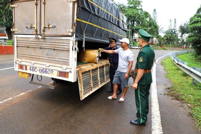 Đồn Biên phòng Cửa khẩu Bu P’răng phối hợp Hải quan Cửa khẩu Bu P’răng kiểm tra chặt chẽ người, hàng hóa, phương tiện, bảo đảm tuân thủ quy định, giữ vững an ninh khu vực biên giới.