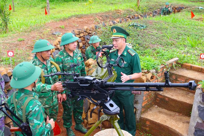 Đại tá Nguyễn Thành Đính, Chỉ huy trưởng Ban Chỉ huy BĐBP tỉnh Lâm Đồng kiểm tra công tác huấn luyện, sẵn sàng chiến đấu