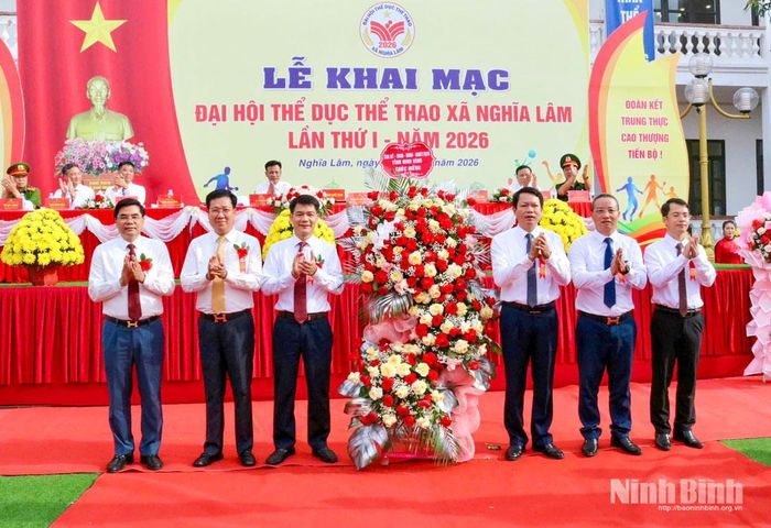 Đồng chí Nguyễn Đức Toàn, Ủy viên Ban Thường vụ Tỉnh ủy, Trưởng Ban Tuyên giáo Tỉnh ủy và các đồng chí lãnh đạo tỉnh tặng hoa chúc mừng Đại hội TDTT xã Nghĩa Lâm. Ảnh: Khánh Dũng