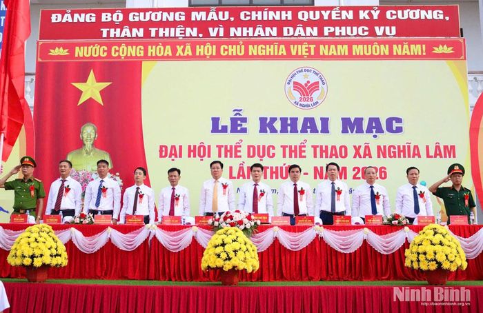 Các đại biểu thực hiện nghi thức chào cờ tại lễ khai mạc Đại hội. Ảnh: Khánh Dũng