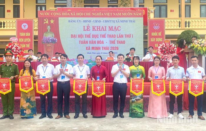Ban Tổ chức trao Cờ lưu niệm cho các đoàn tham dự Đại hội TDTT lần thứ I, xã Minh Thái năm 2026. Ảnh: Minh Thuận