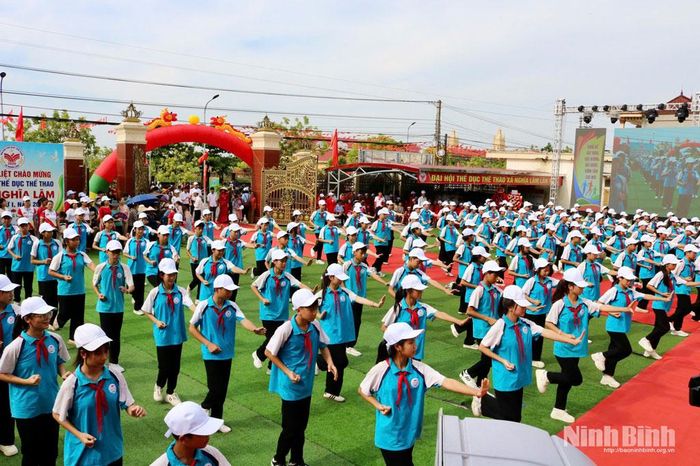 Học sinh Trường THCS Nghĩa Lâm đồng diễn võ Vovinam. Ảnh: Khánh Dũng