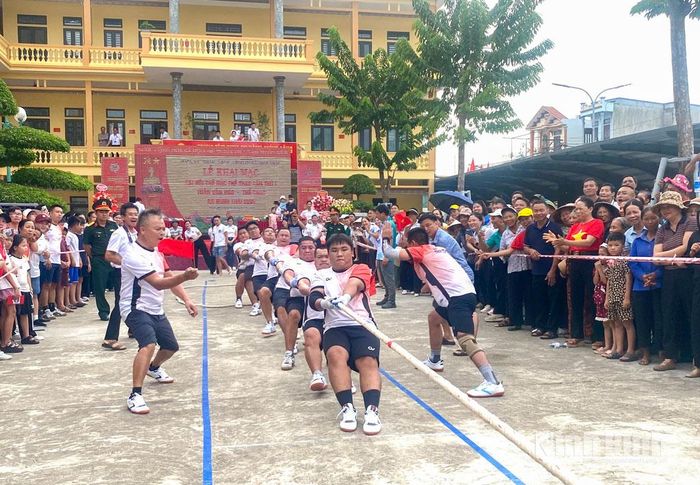 Một trận thi đấu kéo co tại Lễ khai mạc. Ảnh: Minh Thuận