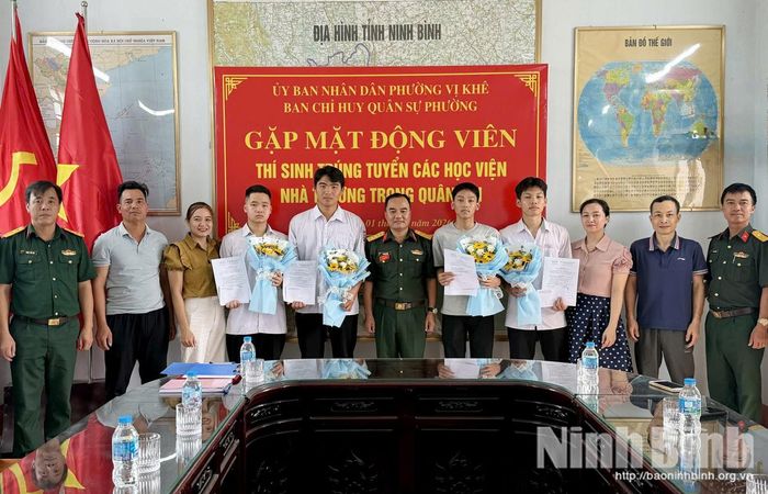 Cán bộ, chiến sĩ Ban CHQS phường Vị Khê chụp hình lưu niệm cùng thí sinh trúng tuyển vào các trường Quân đội và phụ huynh.