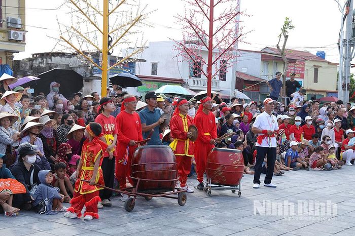 Đông đảo người dân tham dự buổi lễ.