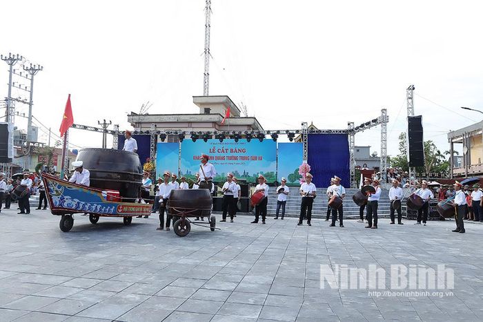 Tiết mục biểu diễn trống cổ động tại buổi lễ.