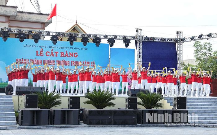 CLB thức vũ kinh của Người cao tuổi xã Giao Phúc biểu diễn.