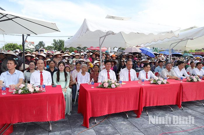 Các đại biểu dự buổi lễ.