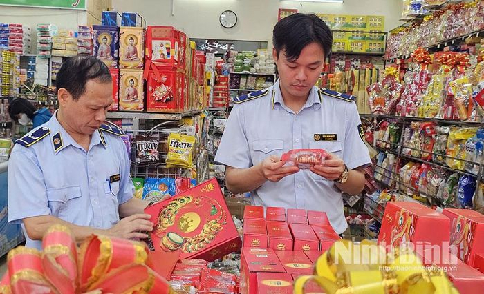Đội quản lý thị trường số 8 (Cục Quản lý thị trường tỉnh) kiểm tra bánh Trung thu trên địa bàn phường Nam Định.
