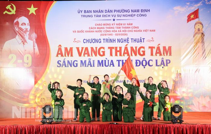 Tiết mục văn nghệ do các em thiếu nhi thể hiện.