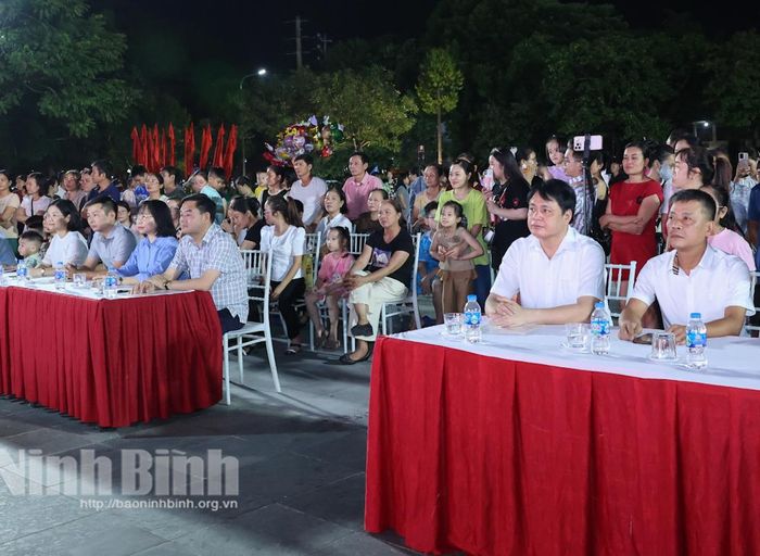 Đồng chí Trần Minh Thắng, Ủy viên Ban Thường vụ Tỉnh ủy, Bí thư Đảng ủy, Chủ tịch HĐND phường Nam Định và các đại biểu dự chương trình.