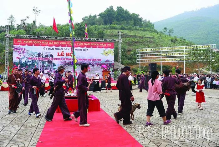 Lễ Mở cửa rừng của đồng bào Mường, xã Minh Hòa thu hút đông đảo người dân, du khách tham dự.