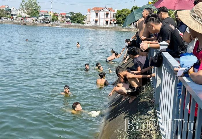 Những chú vịt đầu tiên được đưa vào bờ.