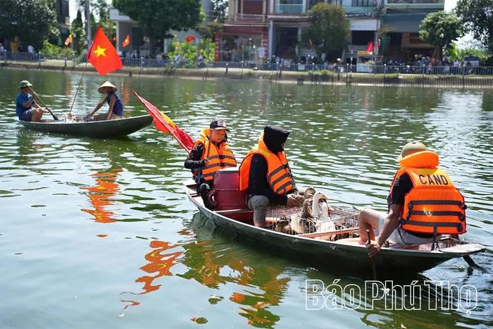 Ban tổ chức thả 60 con vịt xuống ao để người dân và du khách tham gia trải nghiệm trò chơi "Bơi lội bắt vịt".