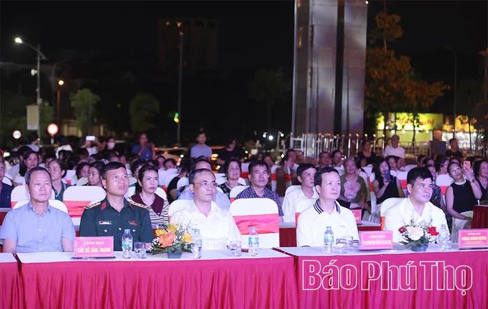 Các đại biểu tham dự chương trình.