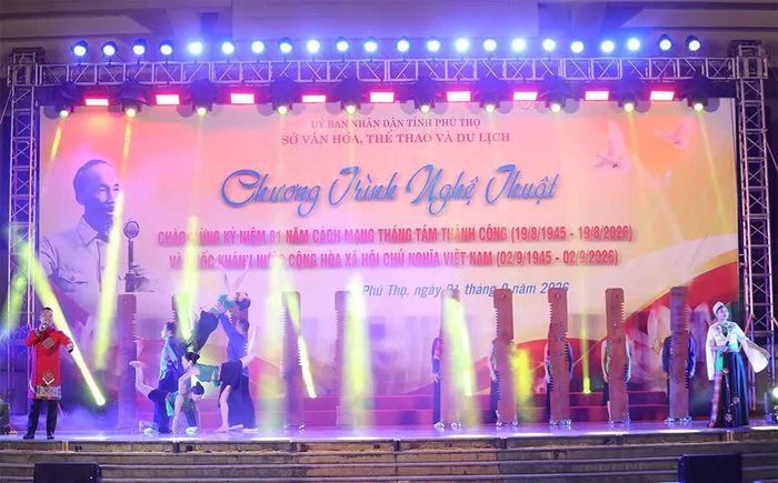 Tiết mục mang đậm bản sắc văn hóa dân tộc Mường trình diễn tại chương trình nghệ thuật.