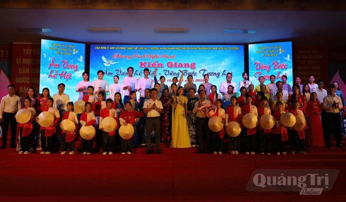  Đại diện lãnh đạo UBND xã Lệ Thủy tặng hoa các ca sĩ, diễn viên tham gia chương trình nghệ thuật - Ảnh: H.C