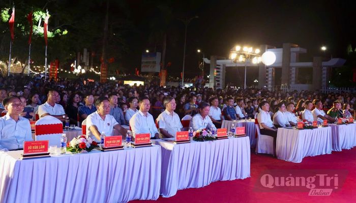 Các đại biểu tham dự chương trình nghệ thuật - Ảnh: H.C