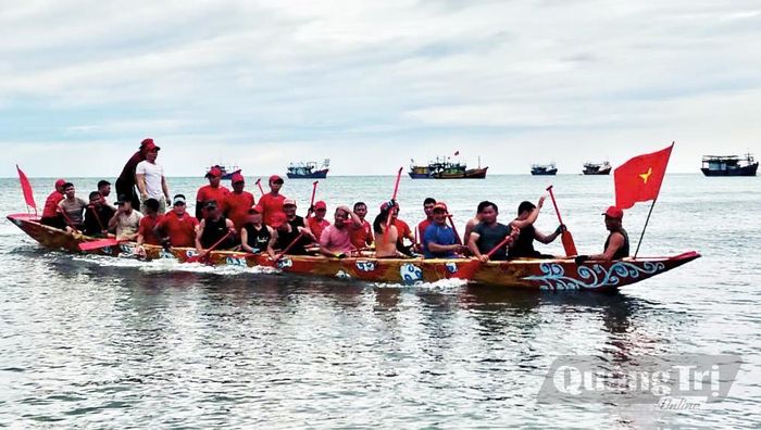Thuyền bơi miệt mài luyện tập - Ảnh: N.M