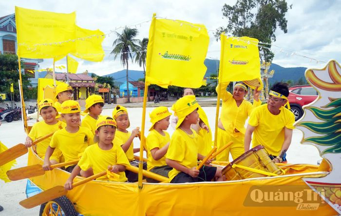 Những cổ động viên nhí đáng yêu - Ảnh: N.M